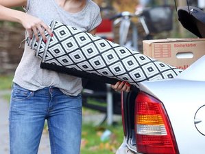 Nur gut gesichert Dinge im Auto transportieren -  
          Ob Kiste, Stuhl oder Teppich: Die eingeladenen Sachen müssen im Auto gut gesichert werden.