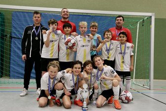 Nur Hansa Rostock war besser: Junge BSC-Kicker überzeugen in Neubrandenburg - Ein starkes Team: die U 11 des BSC Freiberg mit Trainer Philipp Walther (hinten rechts), Co-Trainer Tom Braune (Mitte) und Mannschaftsleiter Torsten Fischer, die in Neubrandenburg Platz 2 belegte.