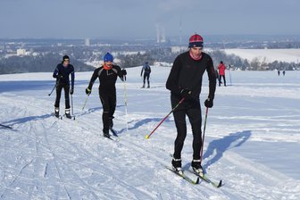 Nur im Erzgebirge? Chemnitzer Verein erfüllt Skifahr-Träume vor der Haustür - Sportler in der Loipe des Einsiedler Skivereins oberhalb des Pfarrhübels.