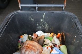 Nur jeder Fünfte nutzt eine Biotonne - In Biotonnen sollen Lebensmittelabfälle gesammelt werden. Verpackungen aus Plastik oder Metall gehören nicht hinein. 