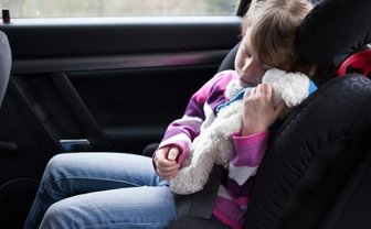 Nur jedes zweite Kind im Auto richtig angegurtet - wie Eltern es besser machen - Auch größere Kinder gehören noch in einen Kindersitz, um bei Unfällen ausreichend geschützt zu sein.