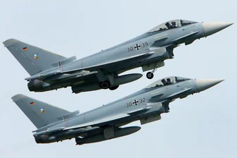„Nur knapp über der Kirchturmspitze“: Kampfflugzeuge erschrecken Erzgebirger - Zwei Eurofighter der Bundeswehr bei einem Übungsflug.