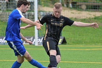 Nur Lößnitz bleibt am Ball - Ärgerlich: Erst in der Nachspielzeit der ersten Runde im Kampf um den Sachsenpokal hatten die Fußballer des SV Auerhammer um Paul Ficker (r.) gegen den SV Lindenau 1848 das Nachsehen.