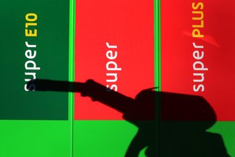 Nur mal tanken - Mann verliert Töchter an der Rastanlage -