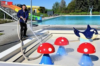 Nur Mittweida mit Frühstart: Weitere Freibäder öffnen frühestens zu Pfingsten - Im Freibad Hainichen laufen noch die Arbeiten zur Saisonvorbereitung: Rick Seifert säubert hier den Zulauf zum Planschbecken. Als Eröffnungstag wurde nun der 27. Mai genannt. 