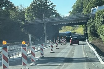 Nur noch Ampel: Straße von Oelsnitz zum Globus-Markt wieder frei - Eine Ampel regelt den Verkehr am Durchlass auf der Staatsstraße Oelsnitz-Taltitzer Kreuz in Höhe A 72-Brücke.