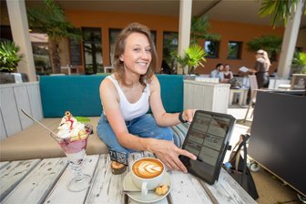 Nur noch digitale Speisekarte: Warum das Plauener Kaffeehaus Müller das Menü aus Papier abgeschafft hat - Kundin Viktoria Bern hat mit der Bestellung über die digitale Speisekarte kein Problem.