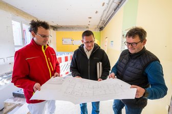 Nur noch ein Allgemeinmediziner, aber 1400 Patienten: Deshalb leistet sich ein Dorf im Erzgebirge ein Ärztehaus - Assistenzarzt Felix Liebscher (links) und sein Chef Dr. Jochen Wendler (Mitte). Die beiden stimmen sich mit Planer Torsten Leistner Planungsbüro S&P Sahlmann Planungsgesellschaft aus Zwickau zu den Plänen für das neue Ärztehaus ab.
