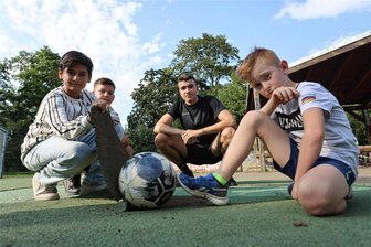 Nur noch ein Flickenteppich: Bolzplatz-Belag im Zwickauer Schlobigpark muss erneuert werden - Auf dem Bolzplatz am Schlobigpark: Ali (12), Amaru (13), Florian Tilgner (18) und Karon (8) unterbrechen kurz ihr Spiel, um mit den Leuten von der Zeitung zu reden.
