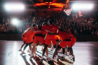 Nur noch ein Heimspiel im Oktober: Niners Chemnitz zwischen Ostsee und Mittelmeer unterwegs - Einschwören in der Messe. Dieses Bild hat in den kommenden Wochen Seltenheitswert: Nur noch ein Heimspiel betreiten die Niners Chemnitz im Oktober. Vier Mal treten sie auswärts an.