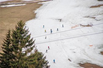 Nur noch eine Piste am Fichtelberg geöffnet - Der Betrieb am Hauptskihang in Oberwiesenthal wurde am Donnerstag eingestellt. Einzig die Himmelsleiter (Piste 9) ist noch geöffnet. 