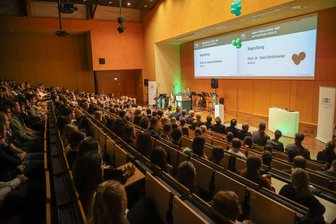 Nur noch gut 8000 Studierende: TU Chemnitz schrumpft weiter - Rektor Gerd Strohmeier begrüßt die neuen Studierenden bei der Immatrikulationsfeier Ende Oktober im großen Hörsaal der TU Chemnitz. Die Anzahl der Studierenden ist auf einen neuen Tiefstand gefallen.