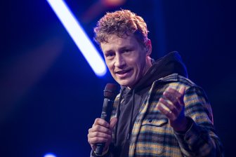 „Nur noch kurz die Welt retten“: Popstar kommt 2026 ins Vogtland - Auf seiner „Komm schon!“-Tour 2026 macht Popstar Tim Bendzko nächstes Jahr am 10. Juli Station im Naturtheater Bad Elster.