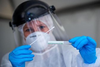 Abstrich im Testzentrum für Corona-Verdachtsfälle.