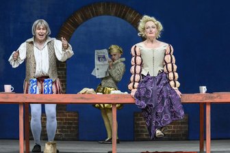 Nur noch selten auf der Bühne: Ephraim Kishon - Szene aus „Es war die Lerche“ mit Andreas Manz-Kozár (links), Alexander Ganz-Kuhl und Ulrike Euen. Das Kishon-Stück des Chemnitzer Schauspiels wurde 2021 auf der Küchwaldbühne gezeigt.