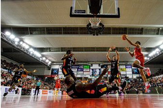 Nur noch weg: die Reaktionen auf die peinliche Klatsche der Niners Chemnitz in der Champions League - Eine Szene, die für das komplette Spiel steht: Manresas Cameron Hunt trifft ungestört den Korb, während Niners-Spielmacher DeAndre Lansdowne am Boden liegt und seine Mitspieler Will Christmas, Jeff Garrett, Olivier Nkamhoua und Aher Uguak viel zu weit weg stehen.