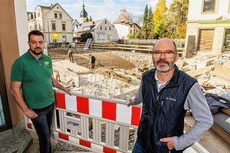 Nur noch zehn Prozent Umsatz: Olbernhauer Händler starten Hilferuf - Sie haben sich so wie zahlreiche andere Unternehmer mit Brandbriefen an die Olbernhauer Stadtverwaltung gewandt: Orthopädieschuhmachermeister Marcus Drechsel und Goldschmiedemeister Ingo Hülsen. Im Hintergrund: die Marktbrücke. 