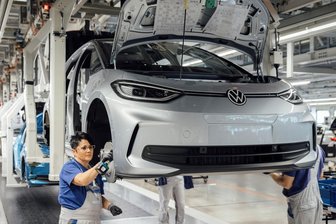 Nur noch zwei Schichten bei VW in Zwickau: So hart trifft es die Zulieferer - Die Nachfrage nach dem ID.3 und anderen Modellen aus dem Moseler Werk ist derzeit gering. Die Beschäftigten arbeiten deshalb nur noch in zwei Schichten.
