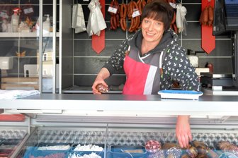Nur noch zwei von 15 Händlern auf dem Wochenmarkt Brand-Erbisdorf: Wo sind denn die anderen? - Markttag in Brand-Erbisdorf: Sandra Moritz verkauft Wurst- und Fleischwaren aus Burkersdorf. Fast alle Kunden geben Trinkgeld.