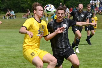 Nur noch zwei Zähler weg vom Tabellenzweiten: Julian Fabrice Mellem schießt den VfB Auerbach II zum Sieg in Reichenbrand - Der erst 19-jährige Julian-Fabrice Mellem (links) schoss das Siegtor für den VfB Auerbach II in Reichenbrand.