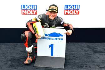 Nur Petrus kann Nachwuchspilot aus dem Erzgebirge auf dem Sachsenring stoppen - Robin Siegert mit der Zahl, die ihm nach einem tollen Wochenende verdientermaßen zusteht.