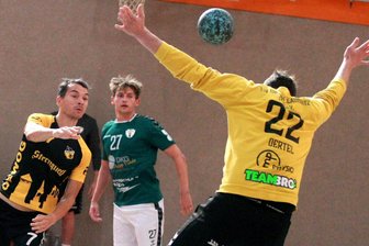 Nur Unentschieden: Oelsnitzer Handballmänner machen den Sack nicht zu - Der Oelsnitzer Benjamin Leucht (links) erzielt hier eines seiner insgesamt 16 Tore.
