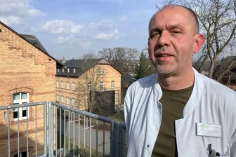 Nur vergesslich oder dement? Dieser Arzt leitet die einzige Gedächtnisambulanz im Vogtland - Der Chef der Gedächtnisambulanz, Dr. Olaf Leschnik, referiert während des 11. Vogtländischen Demenztages zu neuen Methoden bei der Behandlung von Alzheimer in Oelsnitz.