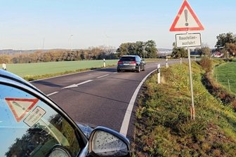 Nur Warnschilder, aber keine Baustelle - Zwar warnen bereits Schilder an der Crossener Straße vor Baustellenausfahrten, aber Bauarbeiten gibt es bisher nicht.