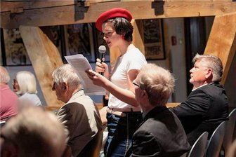 Nur wenig Zeitzeugen berichten vom Volksaufstand in Plauen vor 70 Jahren - Jugendliche wie Pia Fink rezidierten Gedichte und Texte aus dem Publikum heraus.