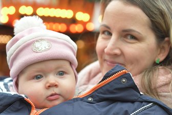 Nur wenige Novemberbabys in Freiberg: Wie die Kinder heißen - So viele Lichter: Juna Soley (sieben Monate) und ihre Mutter Gloria Günther aus Freiberg auf dem Christmarkt.
