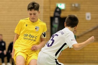 "Nur Wenige schaffen es zu den Profis" - Das Finale beim Silbernen Budenzauber 2022 in der Ernst-Grube-Halle in Freiberg bestritten die U13-Teams von Carl Zeiss Jena und FC Erzgebirge Aue. Hier im Zweikampf Max Wien (l.) gegen Erik Gulden (r.) . 
