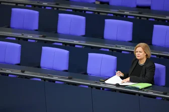 Nur wer allein ist, ist wirklich frei - Nancy Faeser, Bundesinnenministerin SPD sitzt einsam in den Reihen auf der Regierungsbank bei der 206. Sitzung des Deutschen Bundestag in Berlin kurz vor Weihnachten.