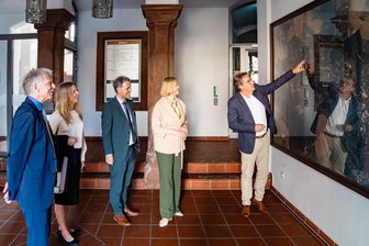 Nur zum Heiraten muss man noch ins Amt: Kann Estlands digitale Erfolgsstory Mittweida inspirieren? - Mittweidas OB Ralf Schreiber (r.) stellte Botschafterin Marika Linntam (2. v. r.) Stadt und Rathaus vor.