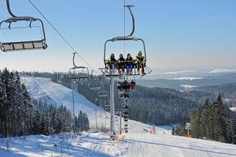 Nur zwei Skigebiete im oberen Vogtland lassen noch die Lifte laufen - Das Archivfoto zeigt die Skiwelt in Schöneck mit dem Vierersessellift, der derzeit noch in Betrieb ist.