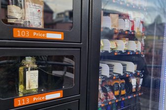 Nur zwei Wochen, nachdem er aufgestellt wurde: Neuer 24-Stunden-Automat in Rodewisch beschädigt - Der Automat von Carli’s Kaffeerösterei in Rodewisch ist beschädigt worden.