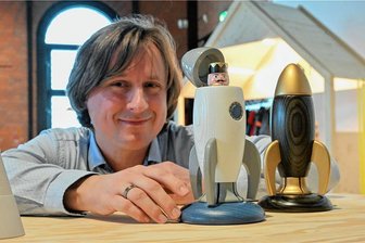 Nussknacker aus Seiffen reist von der Internationalen Raumstation ISS ins Industriemuseum Chemnitz - Museumsleiter Jürgen Kabus zeigt den Weltall-Nussknacker aus dem Erzgebirge. 