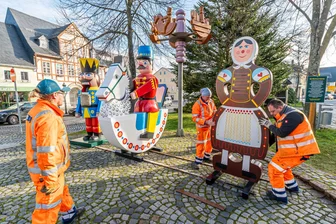 Nussknacker, Reiterlein und Pfefferkuchenfrau gehören untrennbar zur Olbernhauer Weihnacht - Mitarbeiter des städtischen Bauhofs haben am Montag das Figurentrio auf dem Olbernhauer Markt platziert. Foto: Kristian Hahn