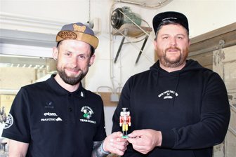 Nussknacker Wilhelm als Ansporn: Erzgebirger möchte Sachsen in 40 Stunden nonstop mit dem Rad umrunden - Radsportler Andy Scholz (links) begibt sich auf ein 910 Kilometer langes Non-Stop-Radrennen. 40 Stunden wird er unterwegs sein. Unterstützen soll ihn der Mini-Nussknacker Wilhelm von Kunsthandwerker Markus Füchtner (rechts).