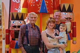 Nussknackermuseum in Neuhausen feiert 30 Jahre - Die Herzen der Familie Löschner schlagen für Nussknacker. Alle vier Generationen sind Liebhaber der erzgebirgischen Schnitzkunst: Der 78-jährige Jürgen Löschner, die 23-jährige Jenny mit Sohn Leon und der 53-jährige Uwe Löschner.