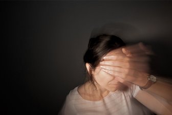 Nutzen von Akupunktur bei Migräne bestätigt - Bloß kein Licht bei Migräne.