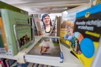Nutzer der Plauener Vogtlandbibliothek sollen bald mehr zahlen - Die Plauener Vogtlandbibliothek hat ein umfangreiches Angebot an Medien. Mitarbeiterin Janine Baer zeigt Lektüre zum Thema Hund.