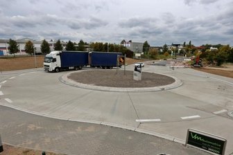 Nutzer lästern über Kreisverkehr - Ein raues Vergnügen: Die Fahrt durch den neuen Kreisverkehr im Meeraner Gewerbegebiet.