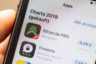 Nutzung von Blitzerapp: Autofahrern droht Bußgeld und Punkt in Flensburg - Weils sie bei der Nutzung der Blitzer-App erwischt wurden, müssen mehrere Autofahrer mit Geldbußen rechnen.