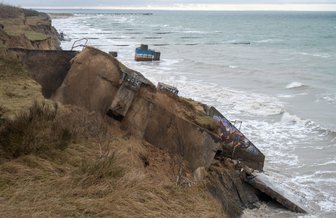 Bunker an der Ostsee abgerutscht, dpa