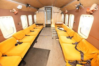 NVA-Hubschrauber mit Luxus-Ausstattung: Das ist der neue Hingucker im Wilkau-Haßlauer Oldtimermuseum - Der Helikopter war als Luxusausführung gebaut worden. In den Sesseln nahmen früher höhere Offiziere Platz.