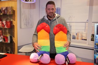 O du Fröhliche: Welche erotischen Geschenke Zwickauer ihren Liebsten zu Weihnachten machen - Noch jemanden zum Kuscheln gesucht? Die lächelnden Plüschphalli in Regenbogenfarben, wie sie der Zwickauer „Orion“-Filialleiter Denny Beier in den Armen hält, laden förmlich dazu ein.