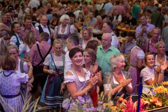 „O’zapft is!“ auf Vogtländisch: Fast 3000 Menschen feiern Auftakt der Plauener Wiesn - Ein voll besetztes Festzelt zum Auftakt der Plauener Sternquell-Wiesn.