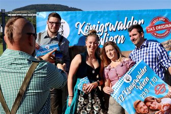 O’zapft is! Drei Tage Oktoberfest-Stimmung auf der Königswalder Wiesn - Die Mitglieder vom Jugendclub Wolfsheim testen schon einmal den neuen Fotopoint in Königswalde.