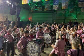 „O’zapft is“ für eine Nacht beim Oktoberfest in Einsiedel - Die Schalmeienkapelle Steinbach sorgt beim Oktoberfest in Einsiedel für gute Stimmung.