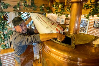 O‘zapft is im Vogtland: Warum ein Berliner nach fünf Jahren Pause wieder Lust aufs Bierbrauen bekam - Torsten Kahlert (60) bestückt den Kessel mit Braugerste. Das Brauen hat Kahlert in Österreich gelernt - wöchentlich werden in Grünbach nun 250 Liter Bier gebraut.